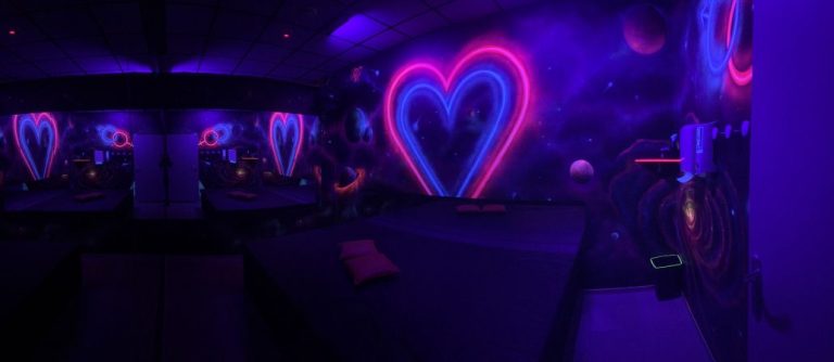 Chambre a theme - neons coeurs, vue large - L IDEAL SAUNA, Agen