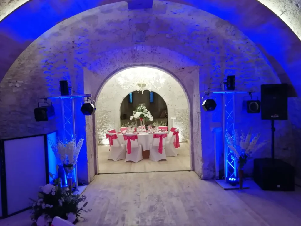 Salle voûtée décorée en lumière bleue